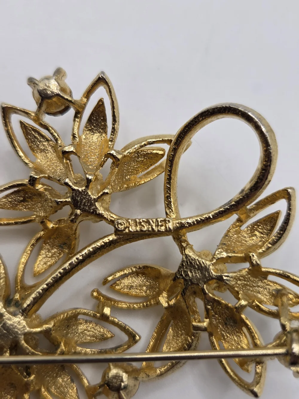 1665. Vintage Gold Tone Floral Crystal Brooch